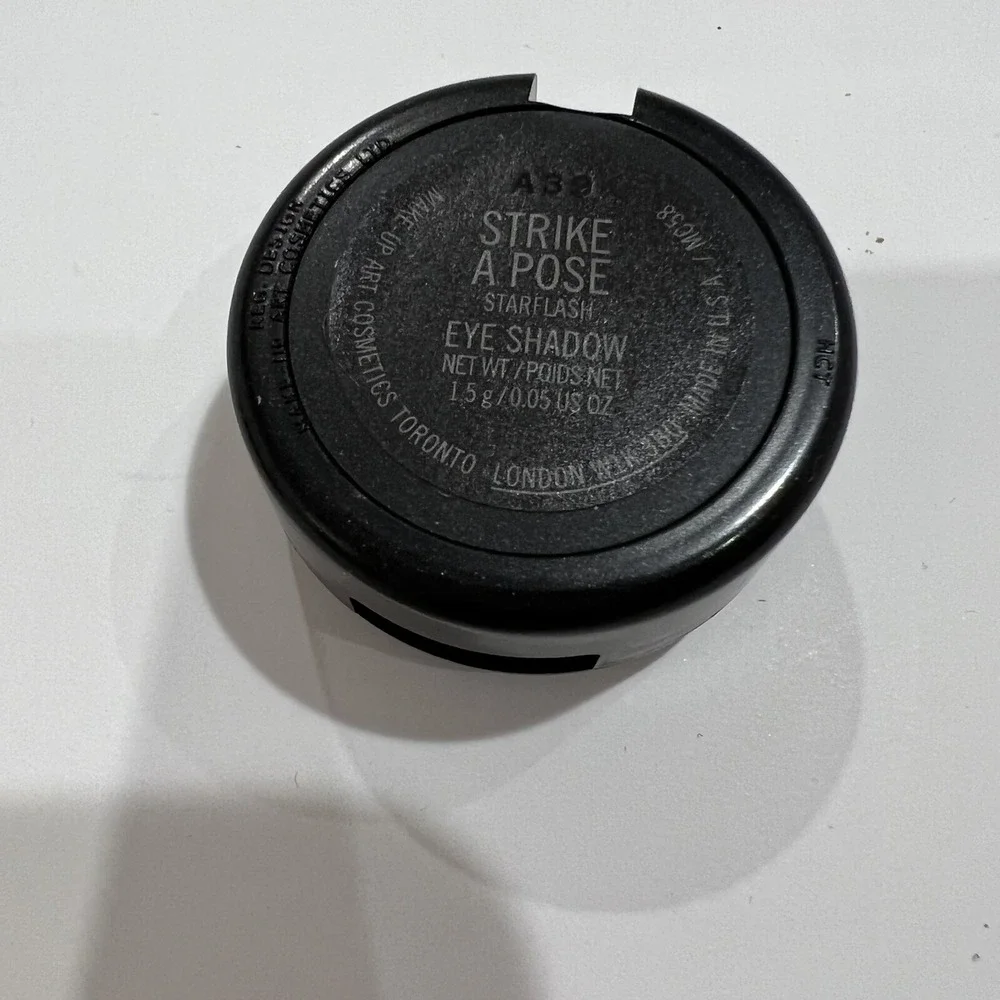 MAC Cosmetics Strike a Pose teal blue eyeshadow New in Box *rare*